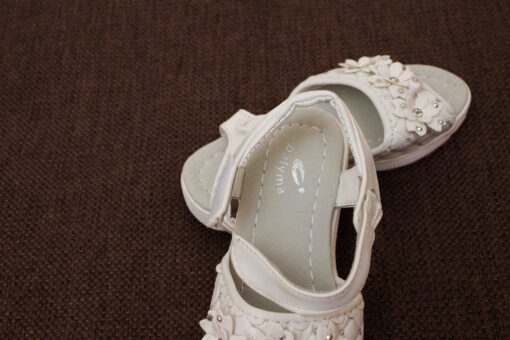 sandale albe cu flori